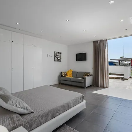 Lux 7 With 6 Bedrooms, 4 Bathrooms Адехе